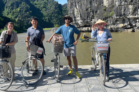 De Hanói: Hoa Lu e Tam Coc com almoço buffet e passeio de bicicletaDe Hanói: Excursão Hoa Lu e Tam Coc com Almoço e Bicicleta