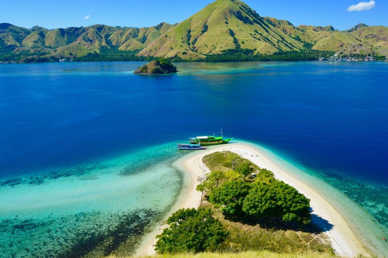 Labuan Bajo: Private Yacht Komodo-Inseln &amp; Manta-SchnorchelnPrivate Yachttour am Vormittag (13:00–19:00 Uhr) – Maximal 6 Gäste