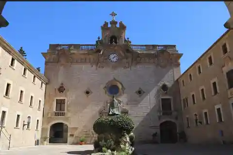 Pollensa market and Lluc Monastery
