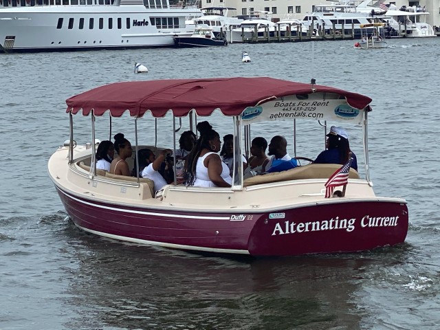 Visit Annapolis: Electric Boat Rental - Duffy Sun Cruiser - 10ppl in Annapolis