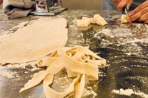 Firenze: Corso di cucina sulla pasta e il tiramisù con vino illimitato12:00 Lezione di cucina