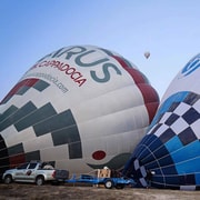 Kappadokien: Ballonflug bei Sonnenaufgang – Economy- und Premium-Optionen