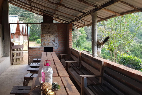 纳克尔斯峰探险和希洛亚村露营 2 日游