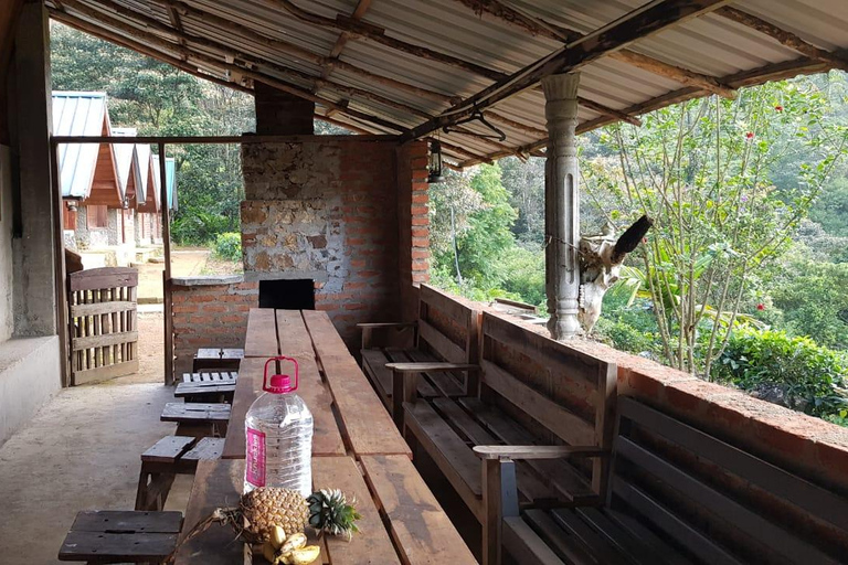 纳克尔斯峰探险和希洛亚村露营 2 日游