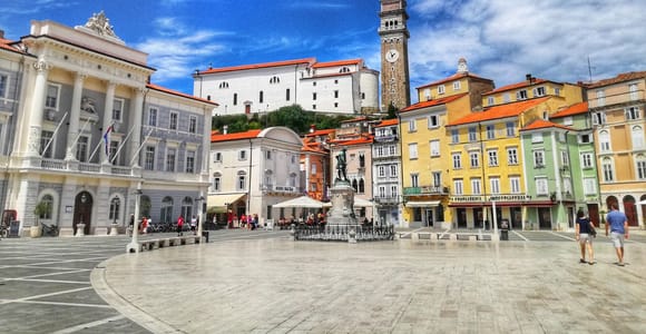 Von Ljubljana: Postojna-Höhle, Burg Predjama und Piran Tour