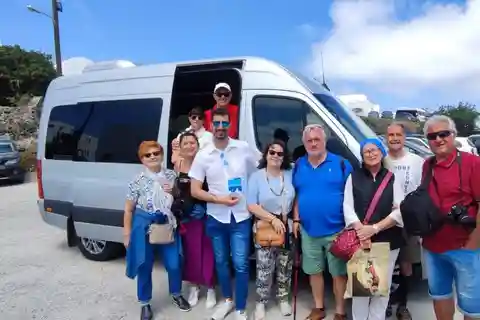 Santorini: Private Tour in Spanish with Local Guide