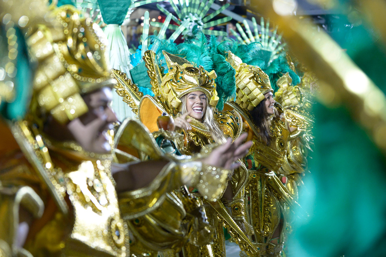 Rio de Janeiro : Défilé avec une école de samba pendant le carnaval.