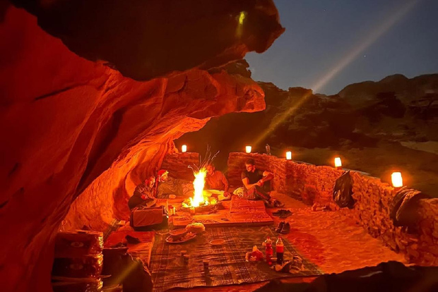 Wadi Rum: tour de un día en jeep con noche incluida/3 comidas