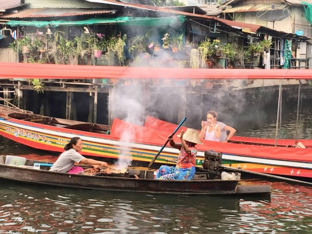 Visit Bangkok Canals Small Group Tour by Longtail Boat in Bangkok, Tailândia