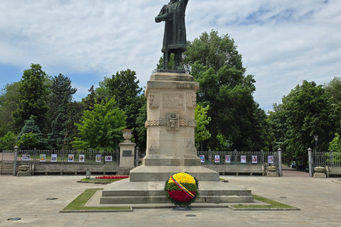 Chisinău: Walking Tour With Local Guide & Hidden Gems