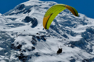 Chamonix: Tandem paragliding flight facing Mont-Blanc