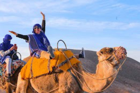 Agafay-Wüste: Quad-Bike, Mittagessen und BadeabenteuerTag in der Agafay-Wüste: Quadfahren, Mittagessen und Badespaß