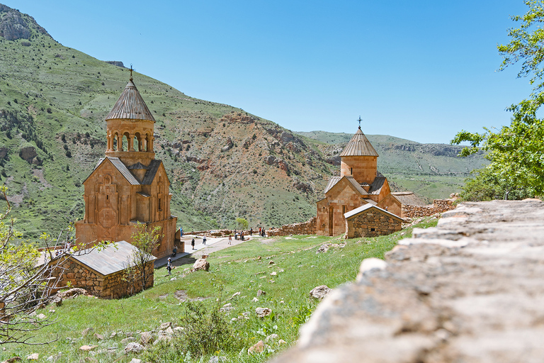 从埃里温出发：霍尔维拉普、诺拉万克、杰尔穆克和鸟洞霍尔维拉普、诺拉旺克、杰尔穆克私人观光（不含导游）