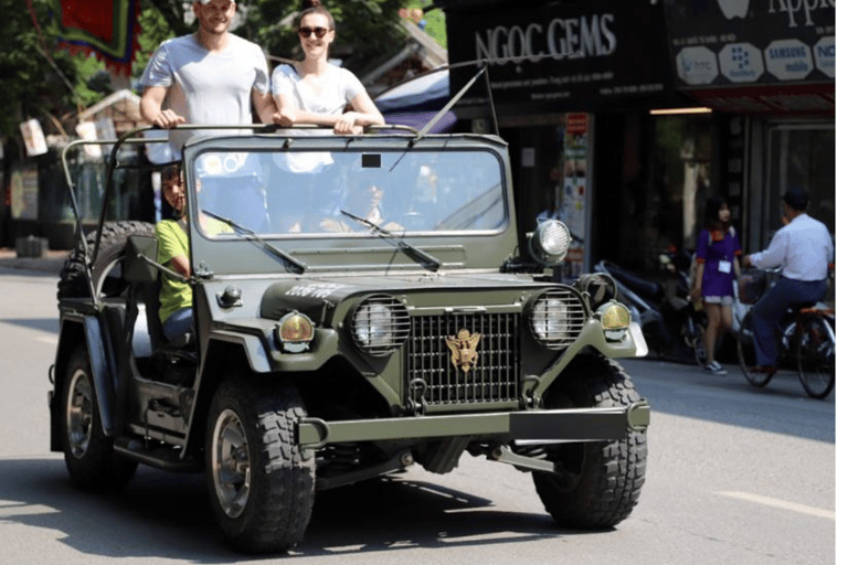 Historische jeeptour door Hanoi: een voorproefje van cultuur, bezienswaardigheden en plezierHistorische legerjeep van Hanoi: een voorproefje van cultuur, bezienswaardigheden en plezier