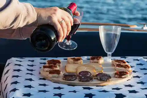 Es Castell: Private Bootstour mit Aperitif und Sonnenuntergang.