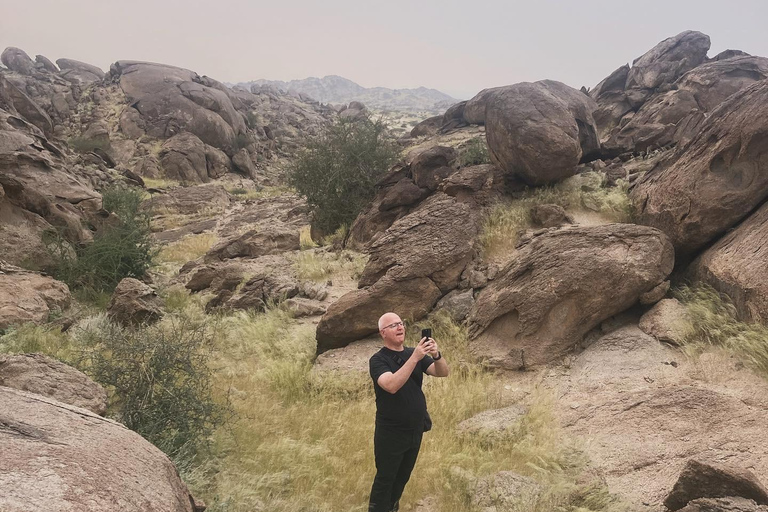 Jeddah: wandeltocht met gids door de Maanberg met snacksJeddah: wandeltocht met gids door de Moon Mountains, inclusief snacks