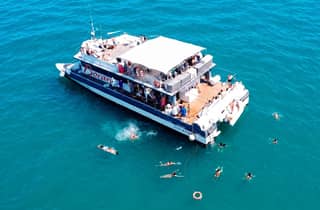 Valencia: Katamaran-Fahrt von Malvarrosa mit Schwimmstopp