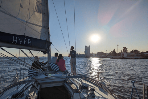 Lissabon: 2 Stunden Bootstour. Gemeinsames Erlebnis. Tag-Sonnenuntergang-NachtLissabon: Bootstour. Gemeinsames Segelerlebnis. Sonnenuntergang.