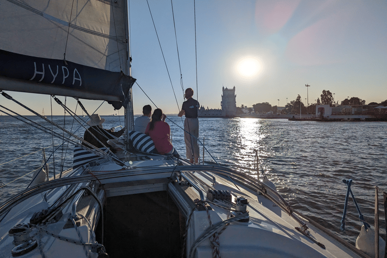 Lissabon: 2 Stunden Bootstour. Gemeinsames Erlebnis. Tag-Sonnenuntergang-NachtLissabon: Bootstour. Gemeinsames Segelerlebnis. Sonnenuntergang.