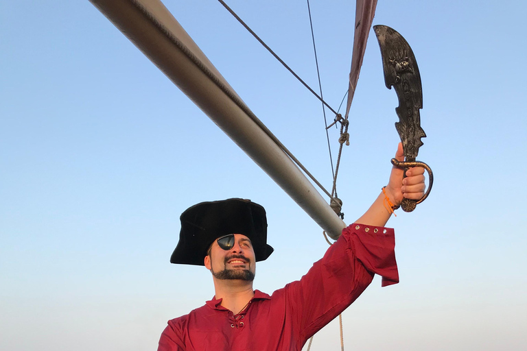 Cartagena, CO: Sunset Skyline Pirate Boat Tour z otwartym barem