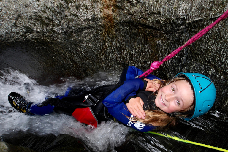 Queenstown : Aventure d&#039;une demi-journée de canyoning dans la vallée de GibbstonQueenstown: aventure de canyoning d&#039;une demi-journée dans la vallée de Gibbston