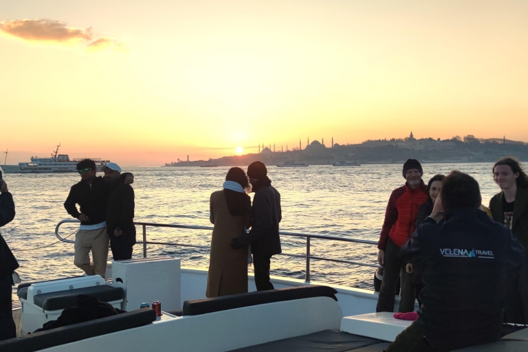 Wycieczka z przewodnikiem po pałacu Dolmabahce i rejs o zachodzie słońca po Bosforze