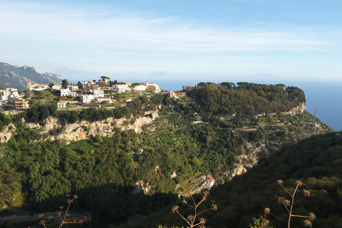 Sorrento: Tour de día completo en grupo reducido por la Costa Amalfitana