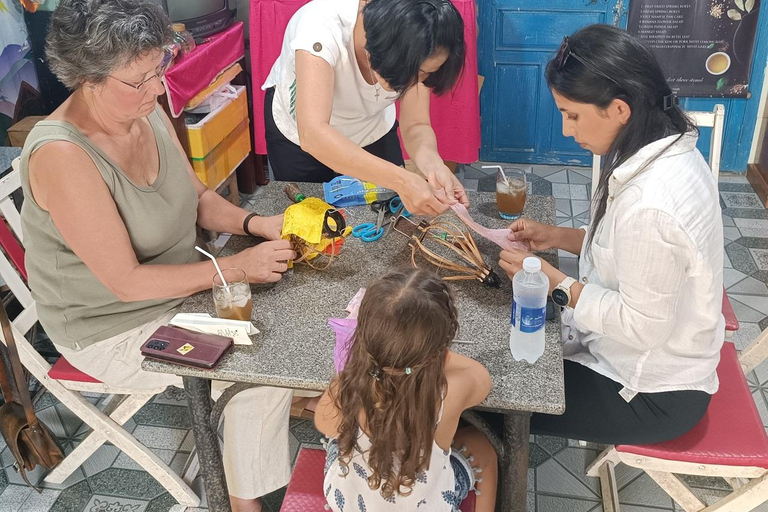 Clase de Fabricación de Linternas - El Gran Patrimonio Cultural de Hoi AnHoi An: Clase de fabricación de linternas en una casa local