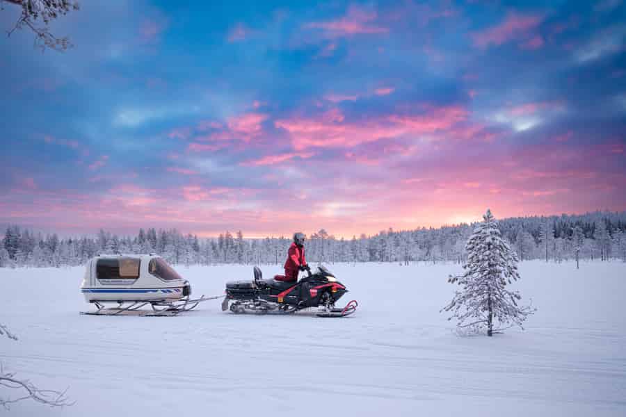 Rovaniemi: Schneemobil-Safari für die ganze Familie mit beheiztem Schlitten. Foto: GetYourGuide Rovaniemi: Schneemobil-Safari für die ganze Familie mit beheiztem Schlitten. Foto: GetYourGuide