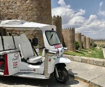 TOUR GUIADO EN TUK TUK POR AVILA 1 HORA