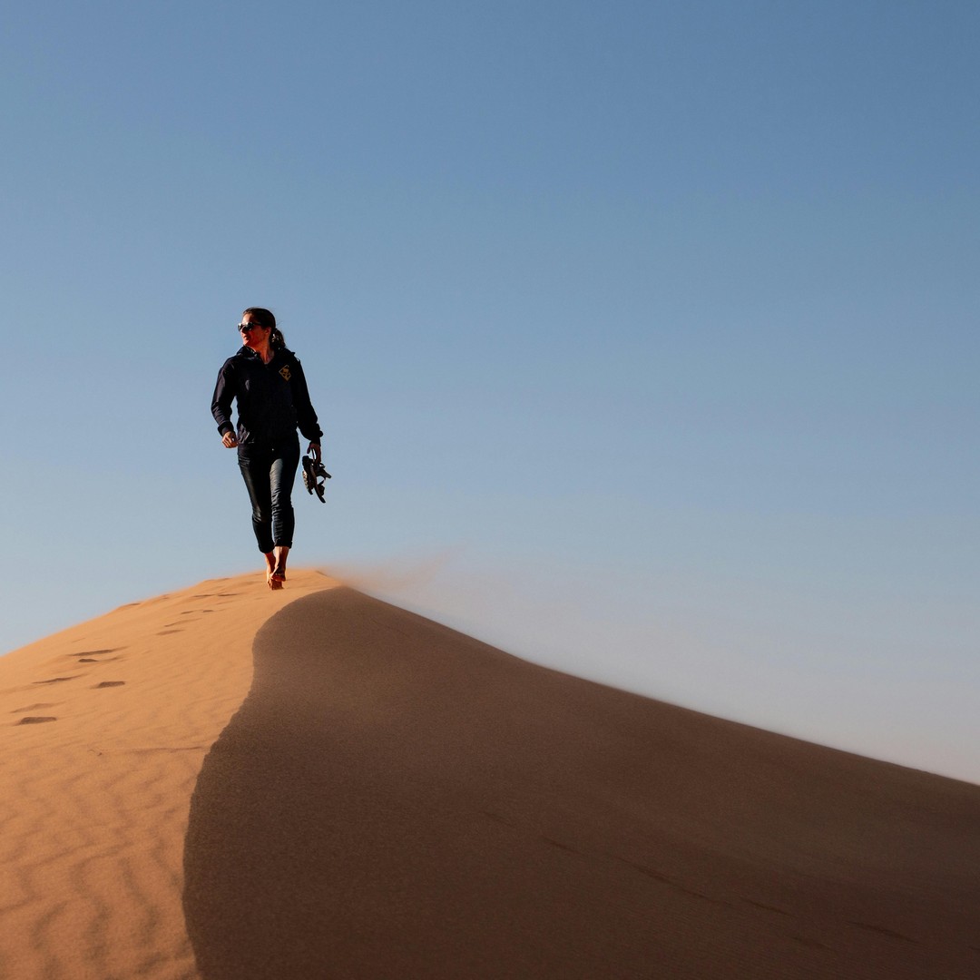 Merzouga : randonnée à pied au coucher du soleil dans les dunes de l’erg Chebbi