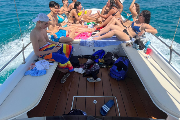 Gallipoli: tour en barco con aperitivo, snorkel, música y surf de remo