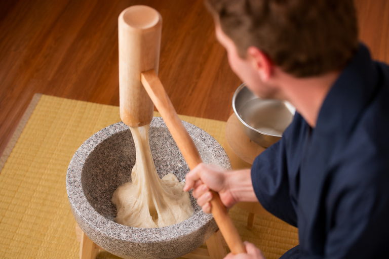 Tokyo: Traditional Mochi Pounding Experience in Shibuya