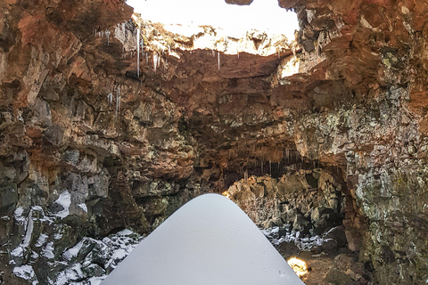 De Reykjavík : visite d'une grotte de lave en petit groupeDepuis Reykjavík : demi-journée dans la grotte de Leidarendi