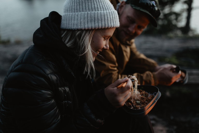 Helsinki: Mitternachtssonnen-Kajaktour mit Lagerfeuer