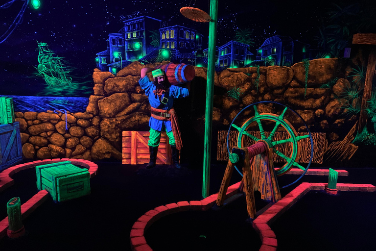 Amsterdam: Glow-in-the-Dark minigolf met 12 holesAmsterdam: Glow-in-the-Dark minigolfervaring met 12 holes