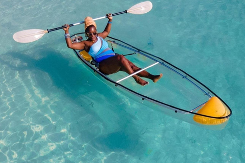 spiaggia di kendwa; un kayak trasparente e trasparenteKayak trasparente con la fotografia del drone