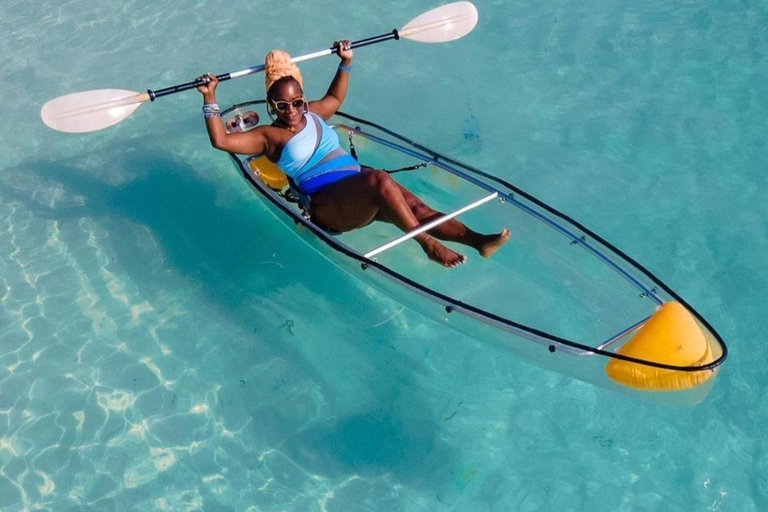 spiaggia di kendwa; un kayak trasparente e trasparenteKayak trasparente con la fotografia del drone