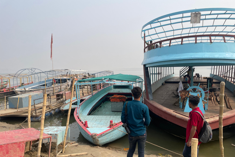 Prière, crémation, rituels et tour en bateau du matin.