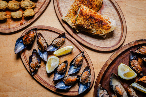 Istanbul: Bosphorus Bites Food Tour with 14+ Tastings