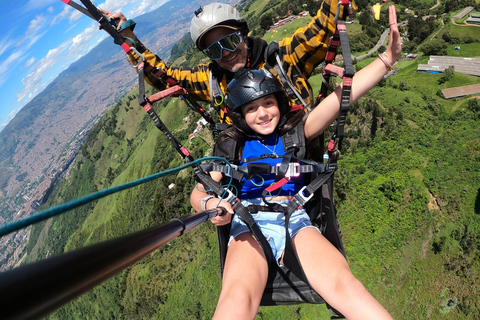 Medellin, San Felix: Paragliding Dejavu, die magische Erfahrung des FliegensMedellin, San Felix: Gleitschirmfliegen Dejavu, Stadtflug 20 min.