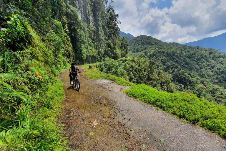 La Paz: Passeio de mountain bike pela Estrada da Morte com almoço