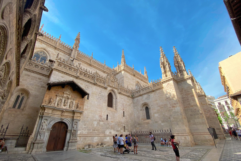 Essential Granada: Alhambra, Two Rivers, Three Worlds Essential Granada: Alhambra, Two Rivers, Three Worlds (E)