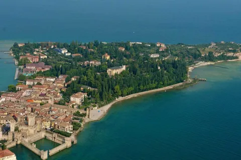 Sirmione e Verona: Tour guiado particular de Milão.