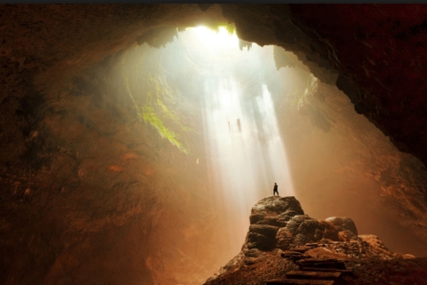 Resalta la visita a la cueva de Jomblang y otras atracciones bajo petición