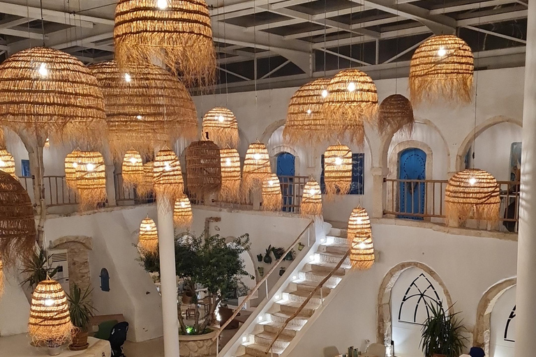 HoumetSouk: Tempo livre no mercado e chá de menta no famoso El FondoukHoumetSouk: Tempo Livre no Mercado e Chá de Hortelã no famoso El Fondouk