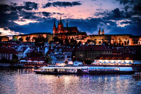 Prag: Nachtfahrt auf der Moldau mit Buffet