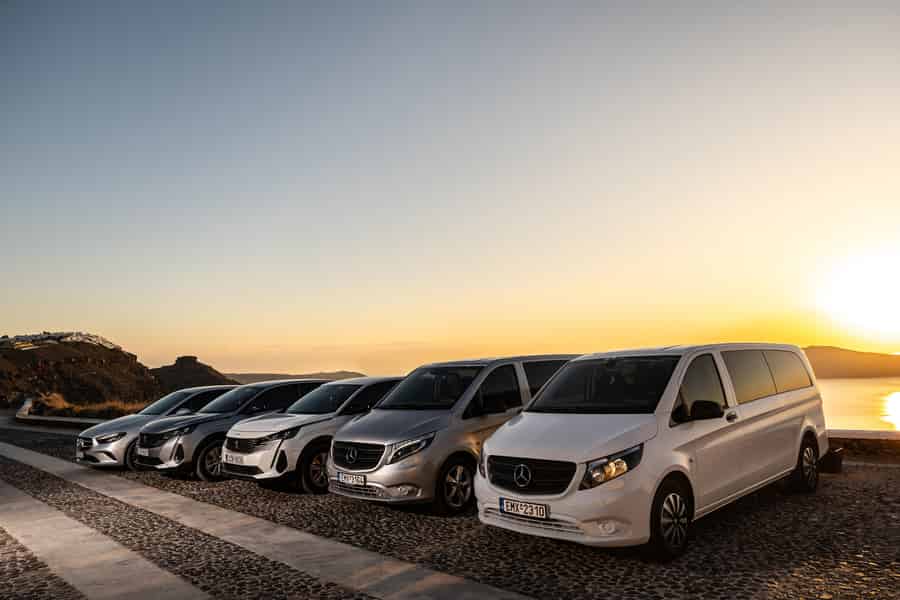Santorin: Privater Transfer zum/vom Flughafen. Foto: GetYourGuide