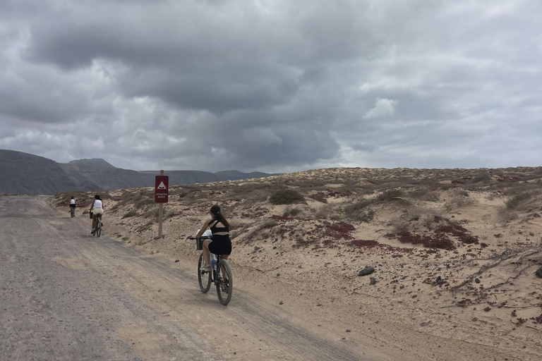 La Graciosa: Bike and E-Bike Rental with Route Map La Graciosa: Standard Bike with Route Map