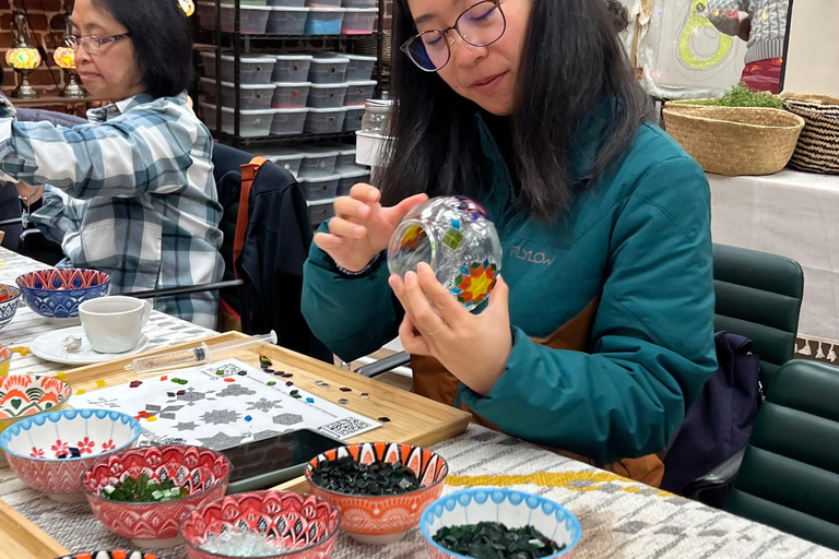 San Jose: laboratorio di lampade a mosaico turcheSan Jose: Laboratorio di lampade a mosaico turche